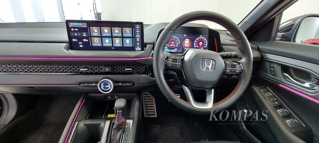 Kabin kemudi Honda Accord RS Hybrid.
