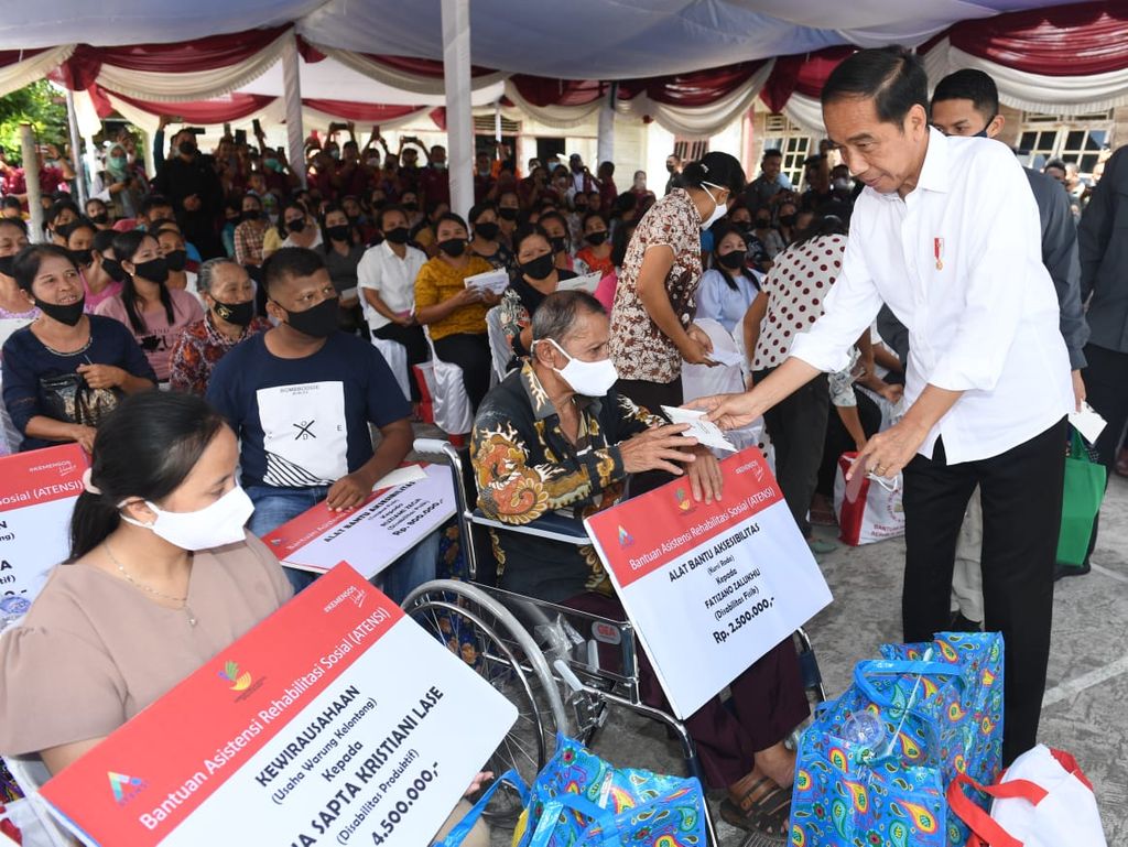 Presiden Joko Widodo mendistribusikan bansos kepada para penerima manfaat Program Keluarga Harapan di Kabupaten Nias Utara, Sumatera Utara, Rabu (6/7/2022).