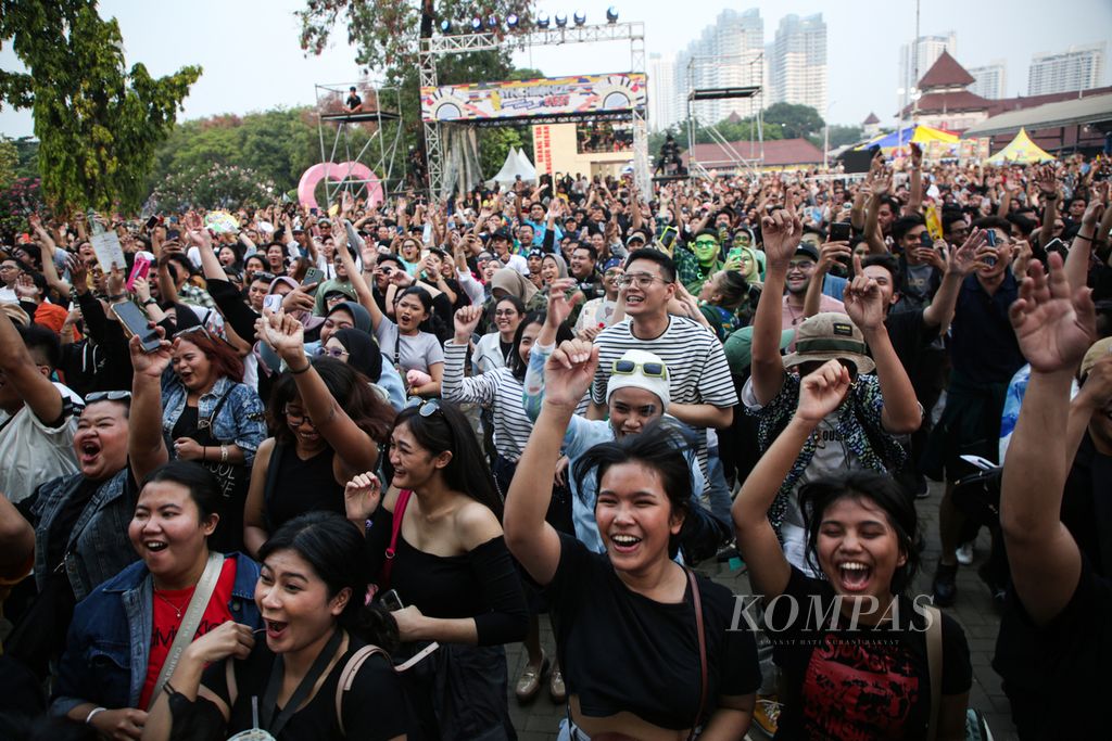 Penonton berjoget bersama Feel Koplo di hari pertama Synchronize Festival 2023 di Gambir Expo, Kemayoran, Jakarta, Jumat (1/9/2023). 