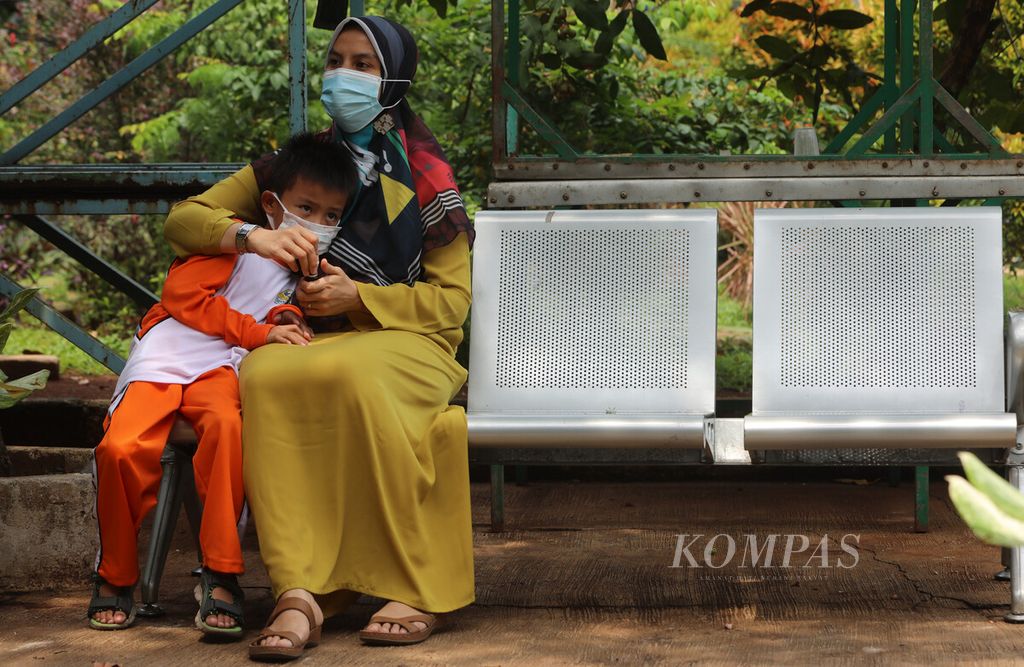 Siswa SDIT Ibnu Sina menunggu giliran imunisasi dalam rangka kegiatan Bulan Imunisasi Anak Sekolah (BIAS) di Kelurahan Duren Sawit, Jakarta Timur, Senin (26/10/2020). Kegiatan ini berlangsung pada 21 Oktober hingga 9 November dengan target 1.720 anak di DKI Jakarta. Imunisasi ini diharapkan dapat memberi perlindungan kesehatan jangka panjang bagi anak-anak. 
