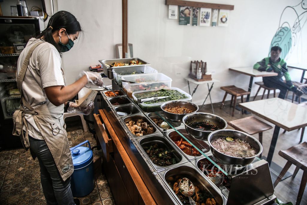 Pramusaji mempersiapkan menu vegetarian yang dipesan via daring di Tiasa Plant-Based Canteen di kawasan Kemang, Jakarta, Rabu (30/9/2020). Kantin ini berkonsep semua makanannya berbahan tumbuhan.
