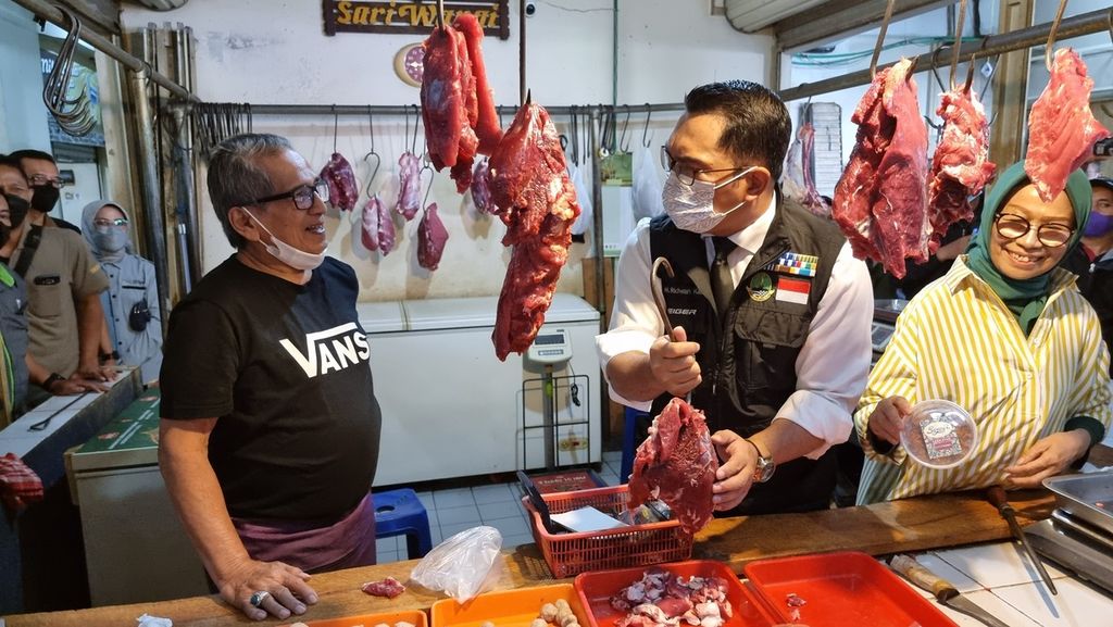 Gubernur Jawa Barat Ridwan Kamil menanyakan kondisi penjualan daging kepada penjual di Pasar Tradisional Balubur Town Square, Kota Bandung, Jabar, Senin (12/9/2022).