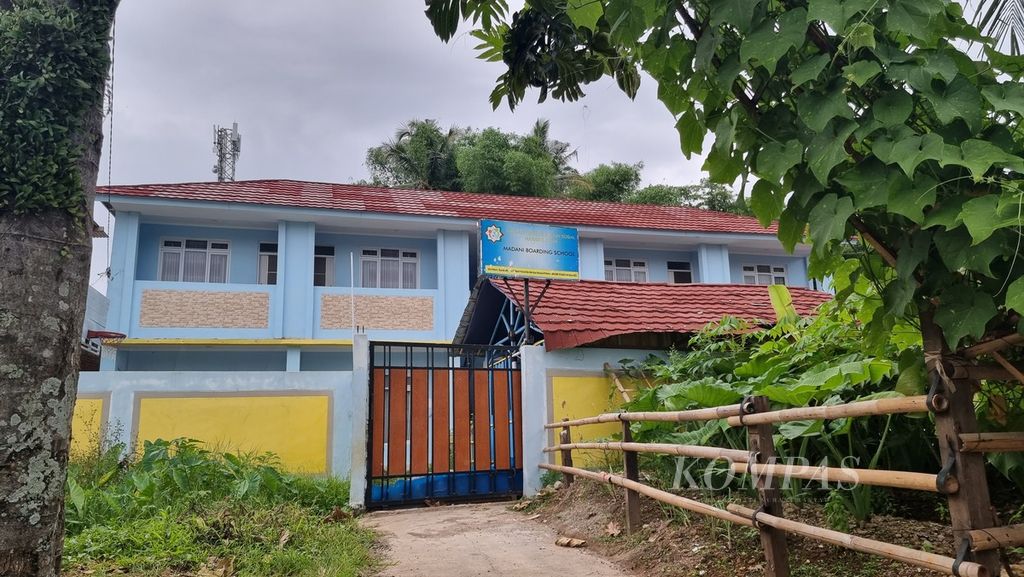 Suasana bangunan Madani Boarding School di perumahan Yayasan Margasatwa, Kelurahan Pasirbiru, Kecamatan Cibiru, Kota Bandung, Jawa Barat, Kamis (9/12/2021). HW (36), salah satu guru di sekolah ini, memperkosa 12 siswanya dalam kurun 2016-2021. Sebanyak sembilan bayi lahir dari perbuatan bejat tersebut.
