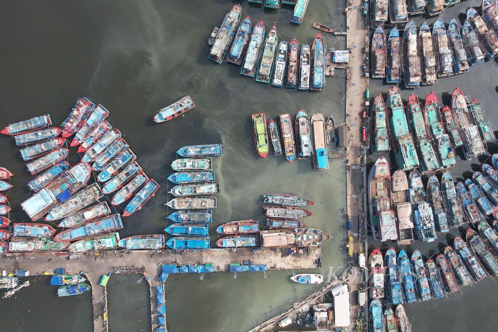 Deretan kapal penangkap ikan bersandar di Pelabuhan Muara Angke, Jakarta Utara, Kamis (13/10/2022). Kementerian Kelautan dan Perikanan (KKP) akan mengidentifikasi pemilik kapal penangkap ikan yang sudah terdaftar di Kementerian Perhubungan (Kemenhub), tetapi belum terdaftar di KKP. Dari data yang diperoleh KKP, sebanyak 22.000 kapal ikan telah teregister di Kemenhub, tetapi hanya 6.000 kapal yang terdata di KKP. 