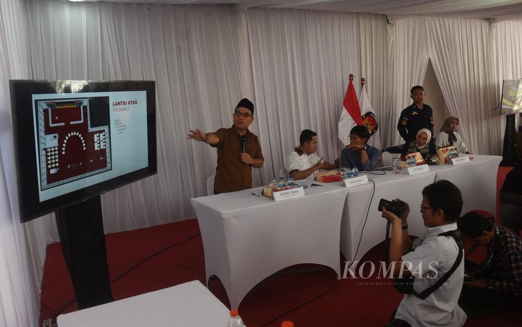 Anggota Komisi Pemilihan Umum (KPU) Jawa Timur Choirul Umam menjelaskan alur masuk pendaftar saat pengarahan media satu hari jelang pendaftaran pasangan calon gubernur dan wakil gubernur di Kantor KPU Jatim, Surabaya, Senin (26/8/2024). 