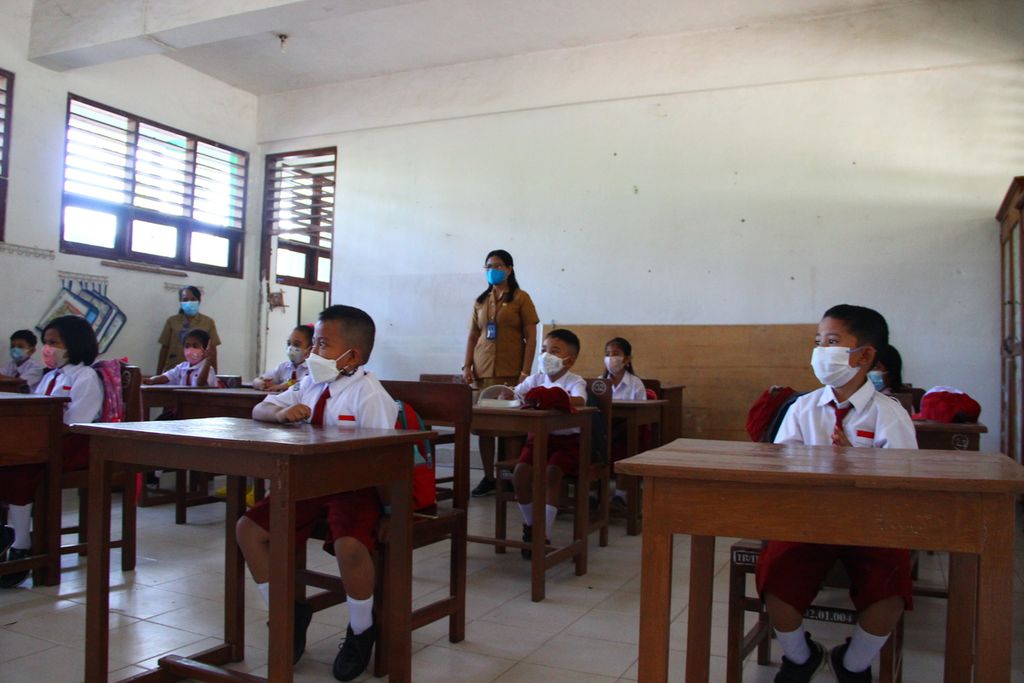 Kegiatan pembelajaran kelas I Sekolah Dasar Bertingkat Negeri Naikoten, Kota Kupang, Nusa Tenggara Timur, dimulai pada Senin (20/9/2021). Protokol Covid-19 diterapkan secara ketat.