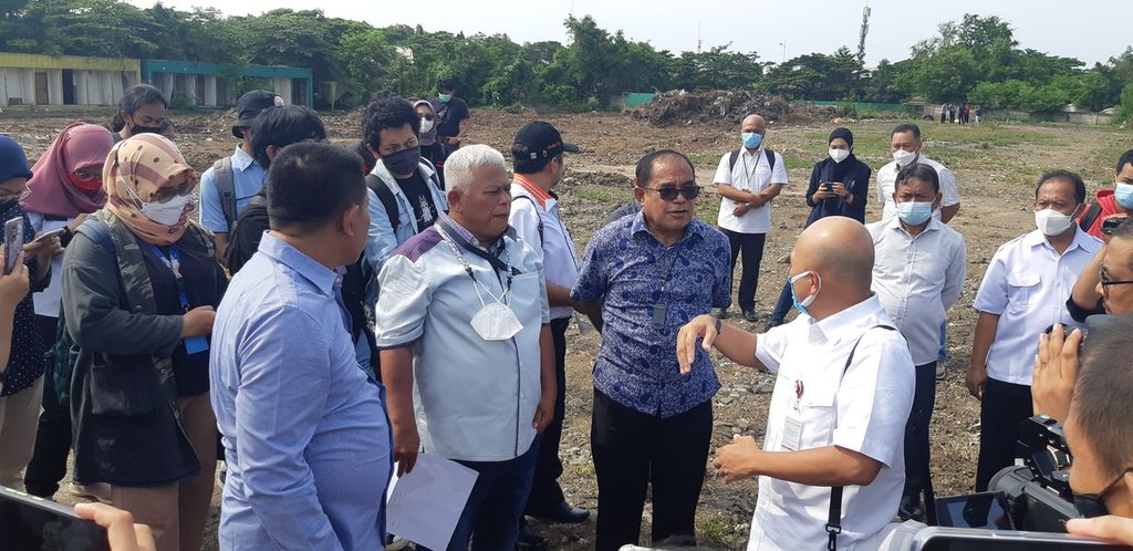  Members of Commission B of the DKI Jakarta DPRD paid a working visit to the location of the Formula E circuit construction project, in Ancol, Pademangan, North Jakarta, Wednesday (29/12/2021)..