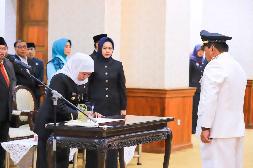 Gubernur Jawa Timur Khofifah Indar Parawansa melantik Bupati Nganjuk Marhaen Djumadi di Gedung Negara Grahadi, Senin (10/4/2023). 