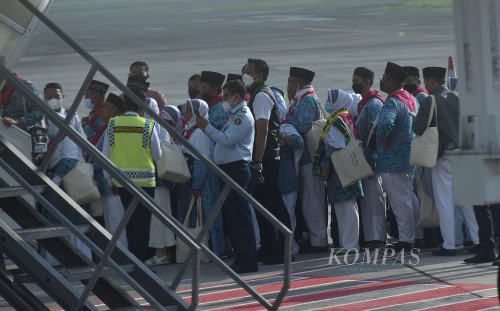 Calon jemaah haji kloter 1 Embarkasi Surabaya mengantre masuk ke dalam pesawat terbang yang akan membawa mereka ke tanah suci di Terminal 2 Bandara Juanda Surabaya di Sidoarjo, Jawa Timur, Sabtu (4/6/2022). Pemberangkatan kloter1 ini menjadi yang pertama dilakukan setelah dua tahun ditiadakan akibat pandemi Covid-19. Sebanyak 449 jemaah kloter 1 berasal dari Tuban dan Bojonegoro. Embarkasi Surabaya akan berangkatkan sebanyak 38 kloter dengan lebih dari 17.000  calon jemaah haji.