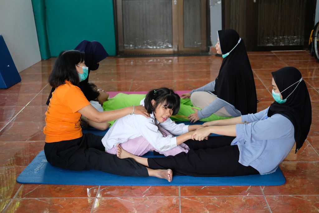 Anak-anak disabilitas dan pengajar melakukan olahraga yoga di Yayasan Sayap Ibu, Pondok Aren, Tangerang Selatan, Banten, Selasa (1/11/2022). Data Badan Pusat Statistik mencatat pendidikan kelompok disabilitas masih jauh lebih rendah daripada kelompok yang tidak mengalami disabilitas. Sebanyak 28,38 persen kelompok disabilitas tidak tamat SD pada tahun 2021. 