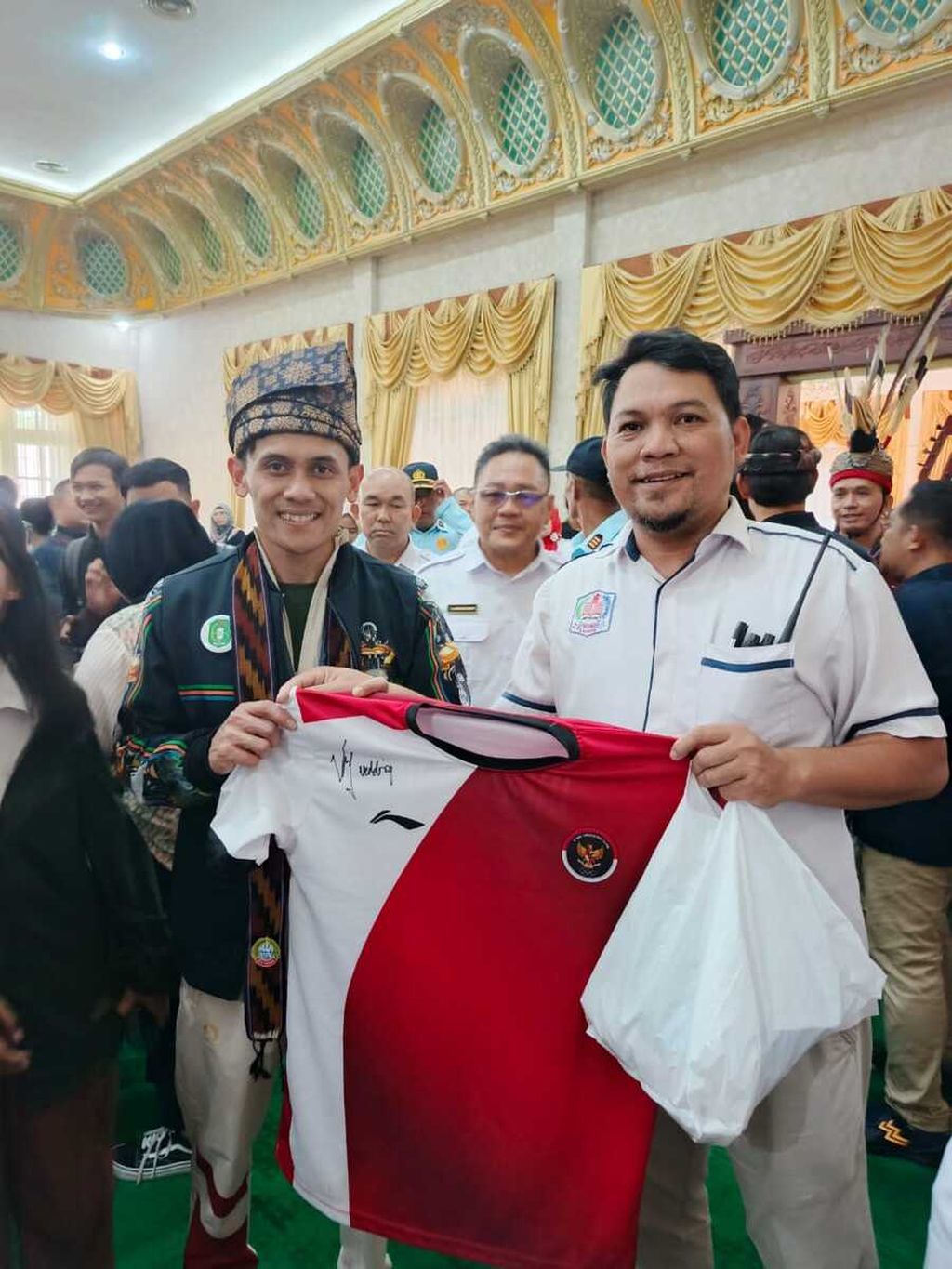 Salah satu guru berhasil mendapatkan tanda tangan Veddriq Leonardo saat berada di Pendopo Gubernur Kalimantan Barat, Rabu (21/8/2024).