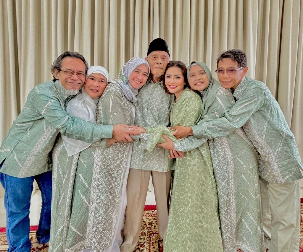 Penyanyi Kristina (ketiga dari kanan) bersama ayah, Bowo Sukiswo, serta kakak dan adiknya, Rabu (10/4/2024), saat perayaan Lebaran di rumahnya di Jakarta.