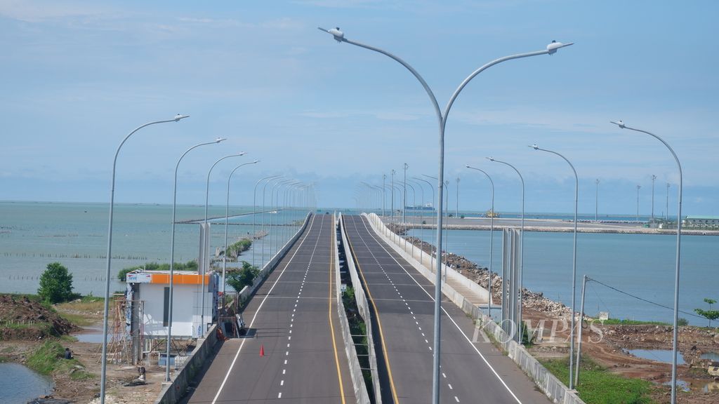 Akses jalan menuju Pelabuhan Patimban di Subang, Jawa Barat, Kamis (9/3/2023). Pelabuhan yang mulai beroperasi pada 2021 ini telah melayani bongkar muat kapal domestik dan internasional, khususnya untuk pengiriman kendaraan atau mobil.