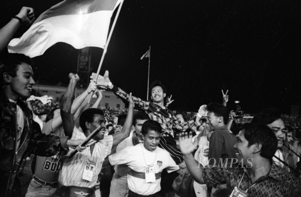 Kiper andalan Indonesia, Eddy Harto, menjadi penentu bagi kesebelasan Indonesia untuk meraih medali emas SEA Games XVI dengan mengalahkan Thailand di final,  4 Desember 1991. Ribuan pendukung Indonesia langsung menyerbu ke lapangan untuk mengelu-elukan kegemilangan Eddy. 