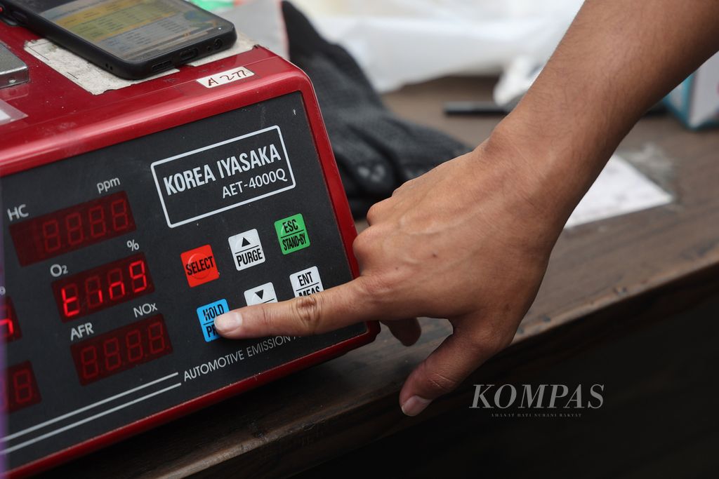 Petugas Dinas Perhubungan Kota Yogyakarta melakukan uji emisi pada kendaraan pribadi di kawasan Jalan Urip Sumoharjo, Yogyakarta, Kamis (14/9/2023). 