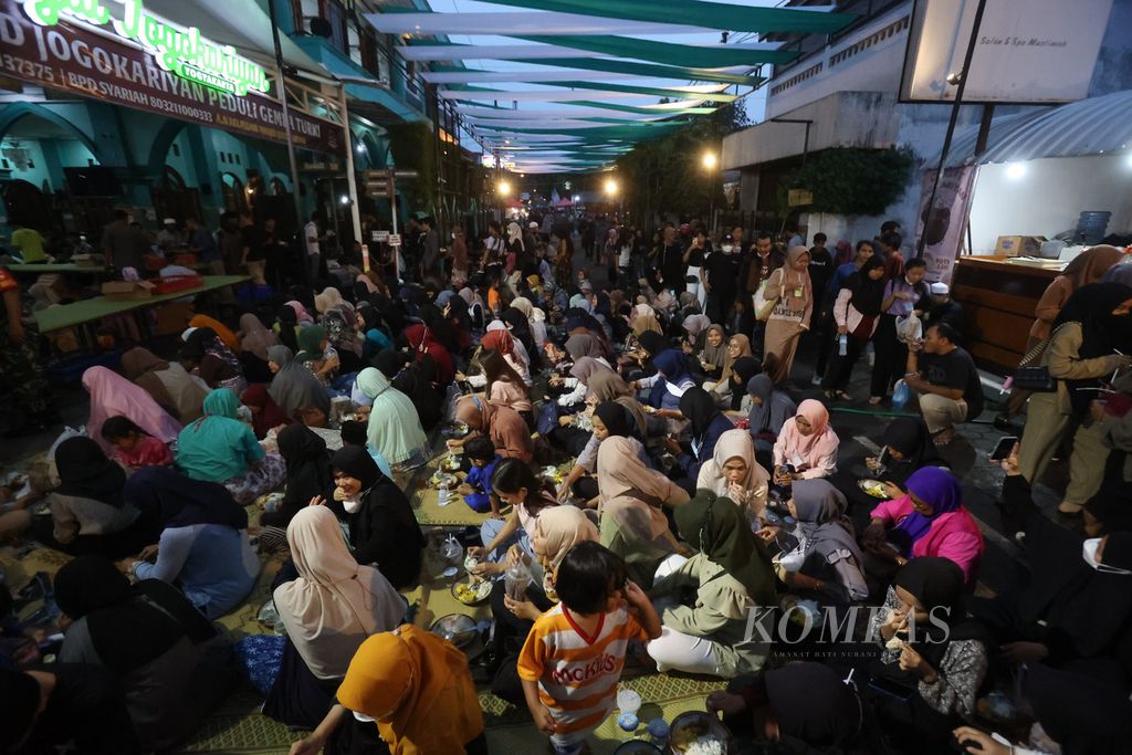 Warga berbuka puasa bersama di Masjid Jogokariyan, Mantrijeron, Yogyakarta, Kamis (23/3/2023). Sebanyak 3.000 porsi takjil disiapkan setiap hari di masjid itu selama bulan Ramadhan untuk warga yang hendak berbuka puasa bersama. 