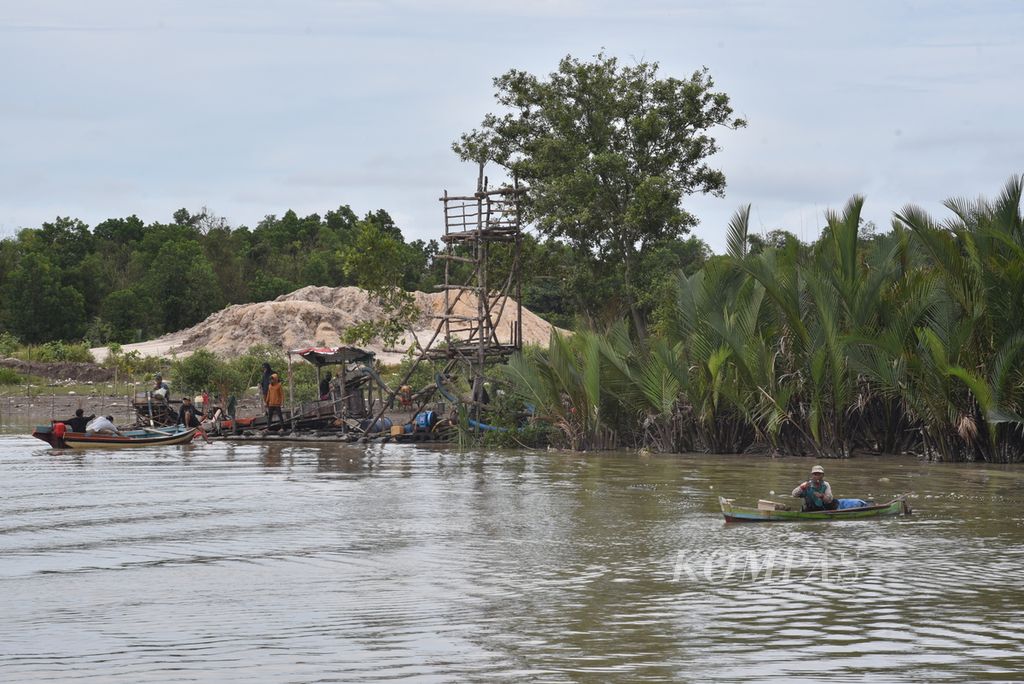 Illegal tin mining continues around fishing villages in Pangkal Arang, Pangkal Balam District, Pangkal Pinang City, Bangka Belitung Islands on Wednesday (24/4/2024). The disclosure of the alleged corruption case in tin management in the mining business license (IUP) area of PT Timah 2015-2022, which resulted in state losses of IDR 271 trillion, apparently did not provide a strong deterrent effect.