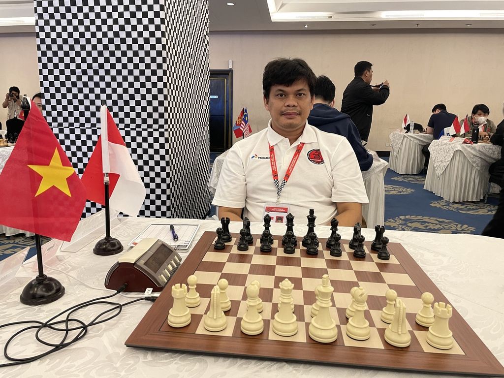 Grand Master (GM) Susanto Megaranto bertanding di Kejuaraan Catur Zona 3.3 Asia di Hotel Century, Senayan, Sabtu (6/5/2023).