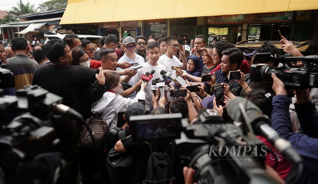 Calon wakil presiden Gibran Rakabuming Raka melayani sesi pertanyaan wartawan ketika mengisi hari berkampanyenya dengan mengunjungi Pasar Rawasari, Cempaka Putih, Jakarta, Minggu (3/12/2023). 
