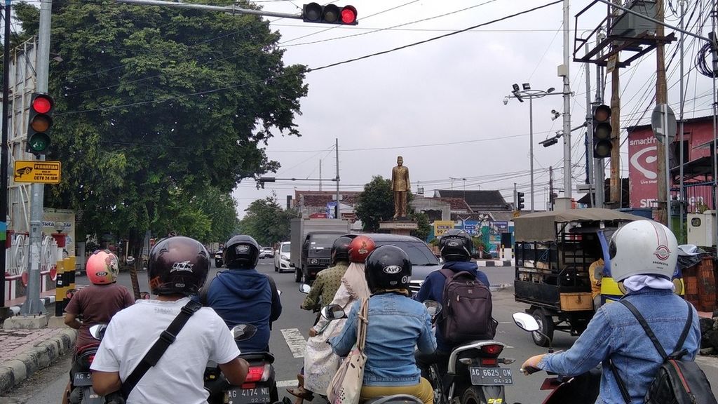 Suasana salah satu ruas jalan di Kota Blitar, Jawa Timur, 21 Desember 2021. Sejumlah pengendara kendaraan roda dua menunggu lampu pengatur lalu lintas menyala hijau.