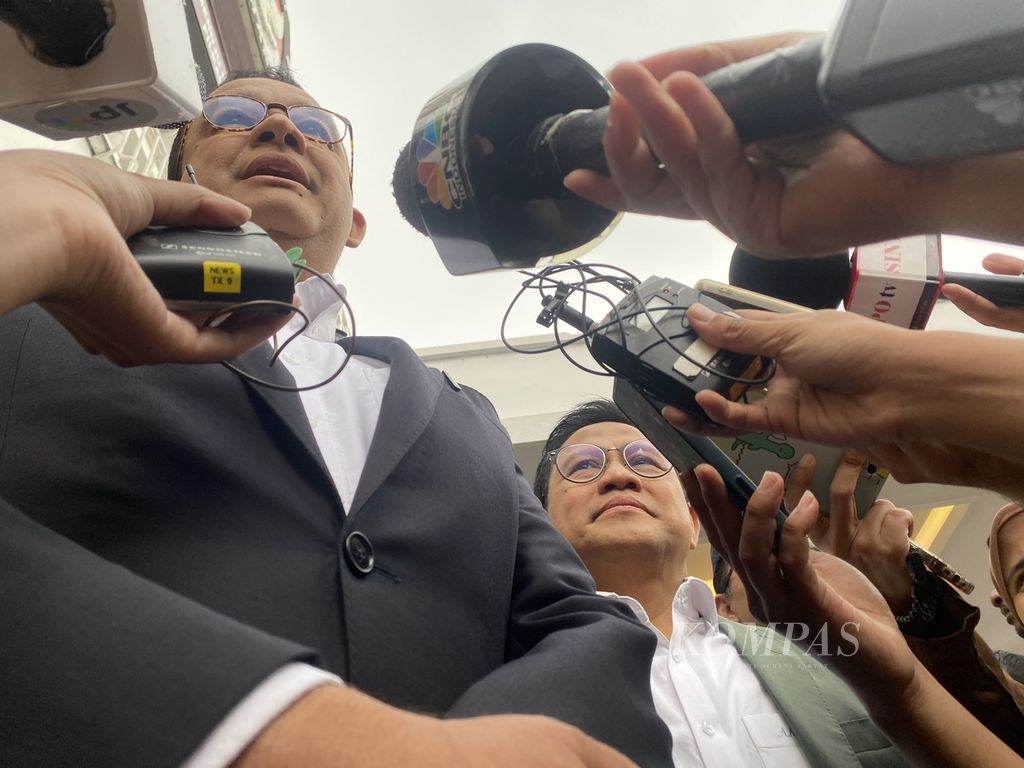 Pasangan calon presiden dan calon wakil presiden nomor urut 1, Anies Baswedan dan Muhaimin Iskandar, memberikan keterangan pers di depan gedung Komisi Pemilihan Umum, Rabu (24/4/2024).