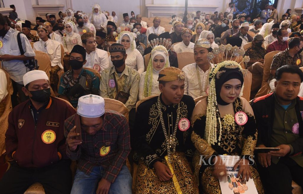 The wedding couple along with their marriage guardian are seen during a mass marriage registration session at Empire Palace, Surabaya City, East Java, on Tuesday (30/8). A total of 120 couples participated in the event held by the Surabaya City Government in collaboration with the Religious Court.