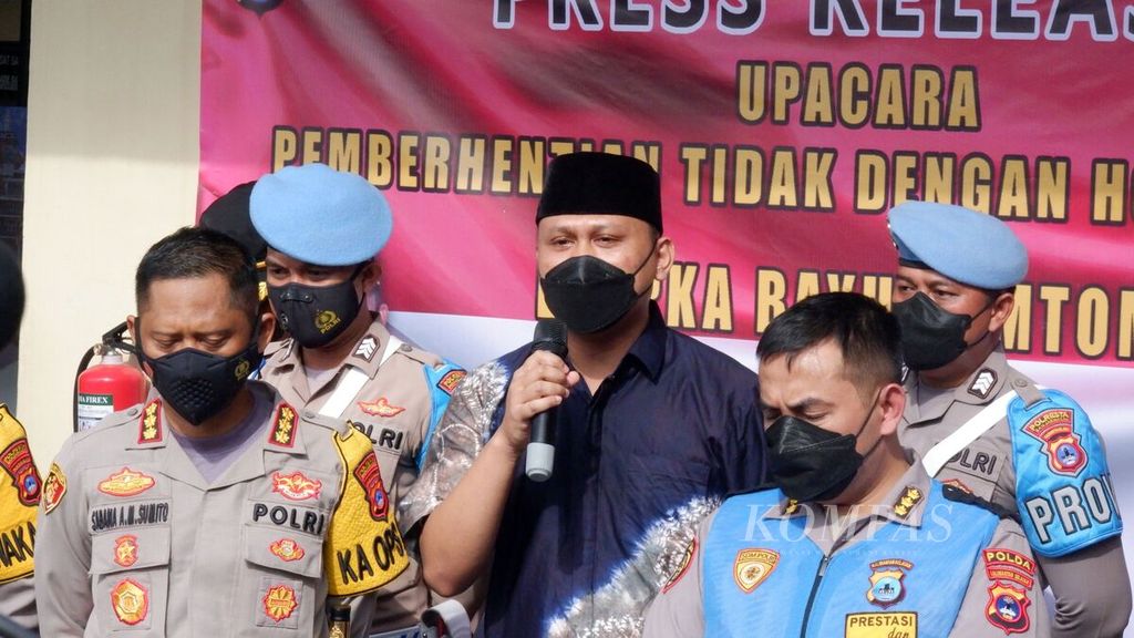 Bripka Bayu Tamtomo (memegang mikrofon) menyampaikan permintaan maaf di hadapan awak media seusai mengikuti upacara pemberhentian tidak dengan hormat (PTDH) di lapangan Polresta Banjarmasin, Kalimantan Selatan, Sabtu (29/1/2022). 