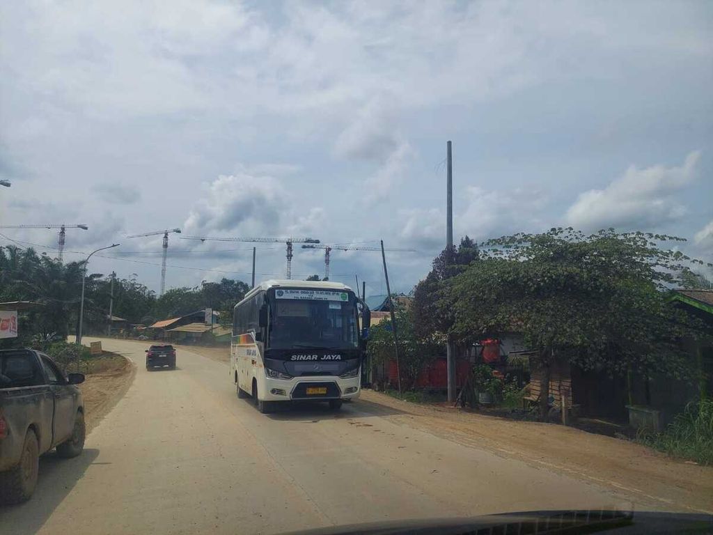 Bus Sinar Jaya melintas di ruas jalan menuju Ibu Kota Nusantara, Kalimantan Timur, Senin (18/12/2023).