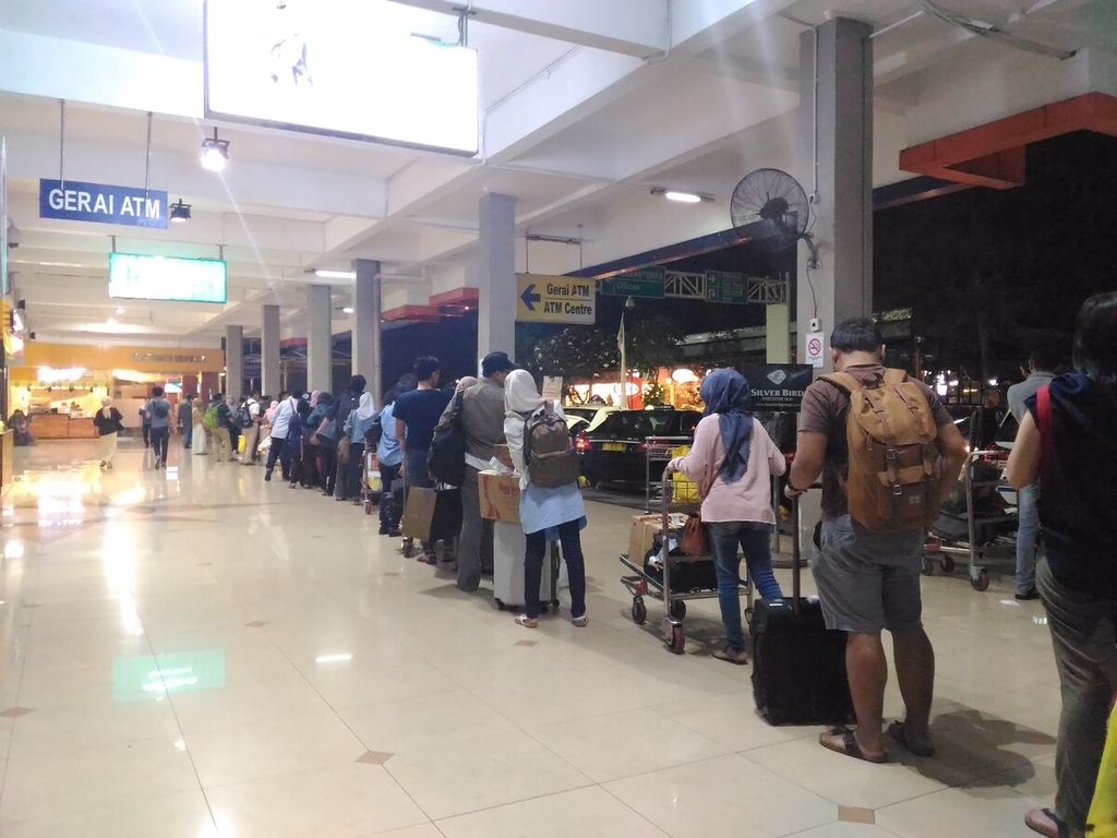 Antrean penumpang kedatangan terlihat sepanjang lebih dari 6 meter di tempat menunggu salah satu armada taksi yang telah dipersiapkan oleh pihak Bandara Internasional Halim Perdanakusuma, Minggu (2/7).