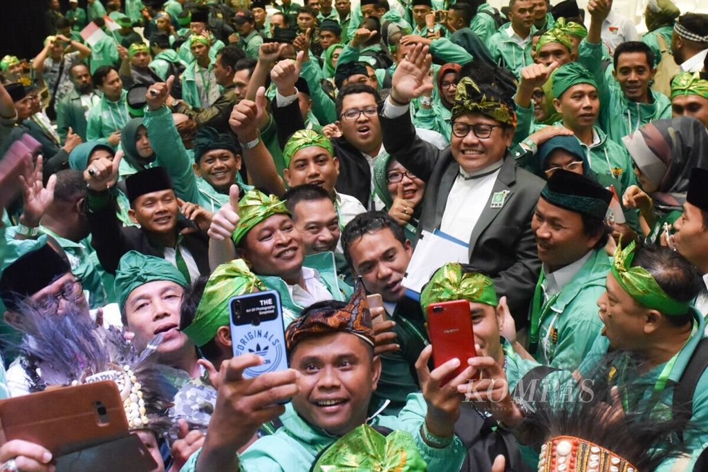 Para peserta Muktamar Kelima Partai Kebangkitan Bangsa (PKB) merayakan kembali terpilihnya Muhaimin Iskandar sebagai Ketua Umum PKB periode 2019-2024 di Westin Hotel, Nusa Dua, Bali (21/8/2019). 