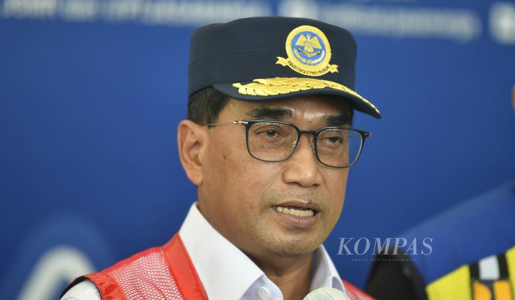 Menteri Psrhubungan Budi Karya Sumadi saat memberikan keterangan di pos pantau GT Cikampek Utama, Karawang, Jawa Barat, Minggu (8/5/2022). 