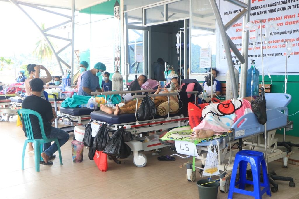 Sejumlah pasien Covid-19 menjalani perawatan di selasar ruang instalasi gawat darurat Rumah Sakit Dok II Jayapura, Papua, Selasa (20/7/2021). Rata-rata pasien harus menggunakan oksigen karena mengalami gejala sedang hingga berat.