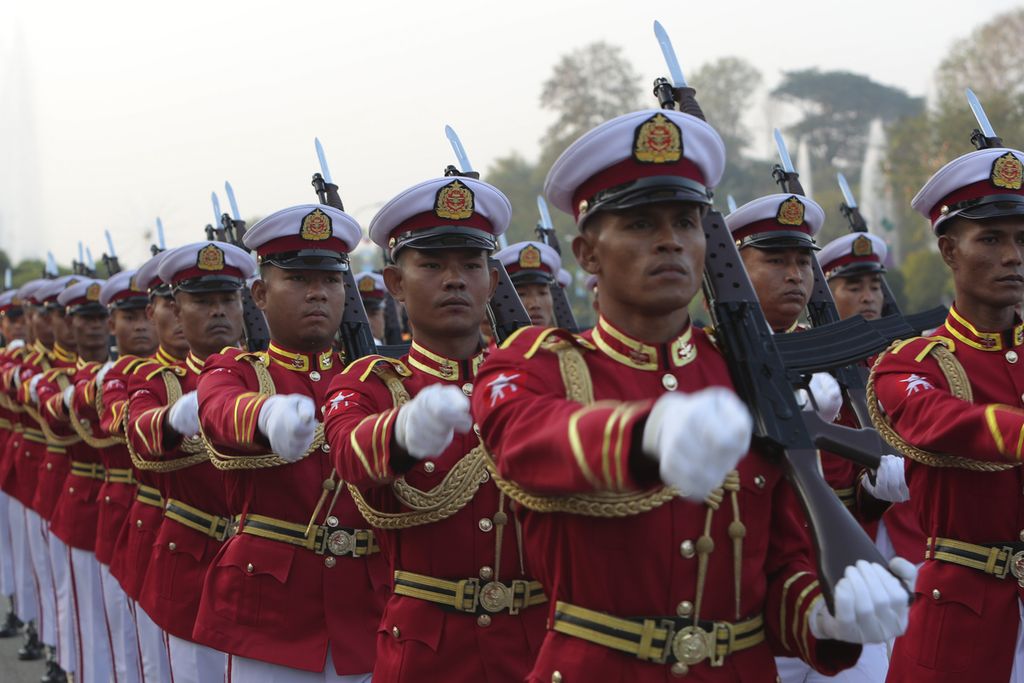 Anggota pasukan kehormatan berbaris dalam upacara peringatan ke-77 Union Day Myanmar di Naypyitaw, Myanmar, 12 Februari 2024.  