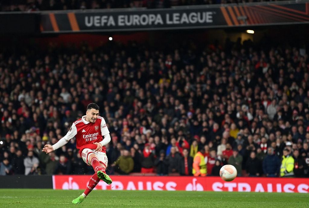 Pemain Arsenal Gabriel Martinelli melepas tendangan pada adu penalti saat melawan Sporting Lisbon tetapi gagal berbuah gol pada laga kedua babak 16 besar Liga Europa di Stadion Emirates, London, Jumat (17/3/2023) dinihari WIB. Laga berakhir imbang 1-1 pada waktu normal dan Sporting memenangi adu penalti dengan skor 5-3. 