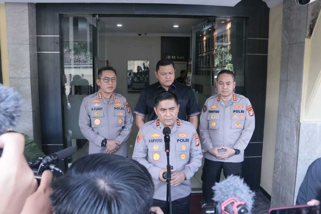 Kepala Polda Metro Jaya Inspektur Jenderal Karyoto mendatangi Polres Metro Depok di Depok, Jawa Barat, Kamis (25/5/2023). Kunjungan itu di antaranya dilakukan untuk meninjau penanganan kasus kekerasan dalam rumah tangga pasangan suami istri yang belakangan ini viral.
