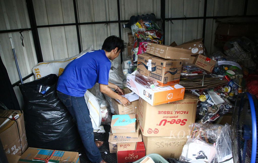 Petugas mendata sampah-sampah yang dapat didaur ulang yang dikirim oleh warga ke tempat pengumpulan atau yang dikenal dengan Waste Station yang berada di dekat stasiun MRT Blok M, Jakarta Selatan, awal Januari 2022. 