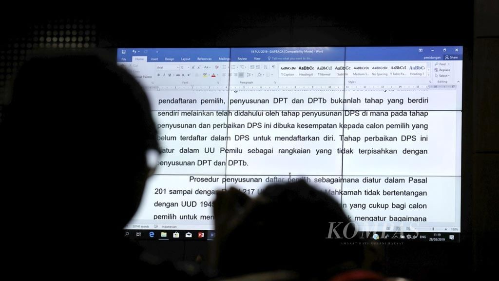 Ilustrasi. Teks putusan yang dibacakan hakim Mahkamah Konstitusi dalam uji materi beberapa ketentuan yang terdapat dalam Undang-Undang Nomor 7 Tahun 2017 tentang Pemilu di Gedung MK, Jakarta, Kamis (28/3/2019). Putusan tersebut dua di antaranya terkait daftar pemilih tambahan dan syarat memilih menggunakan KTP elektronik (e-KTP).