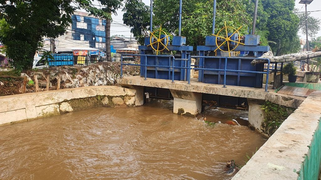 Pintu air di Kali Baru, kawasan HEK, Kramat Jati, Jakarta Timur, Rabu (21/6/2023). 
