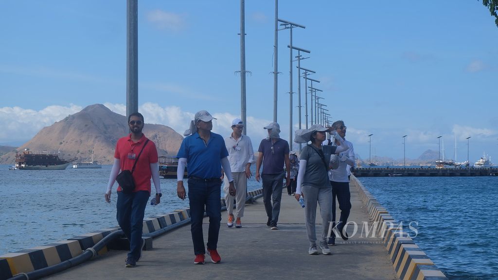 Rombongan delegasi dari India dan Italia menyusuri dermaga menuju Pulau Komodo, Selasa (12/7/2022) siang. Kunjungan itu merupakan rangkaian acara <i>site visit</i> pada pertemuan hari ketiga.
