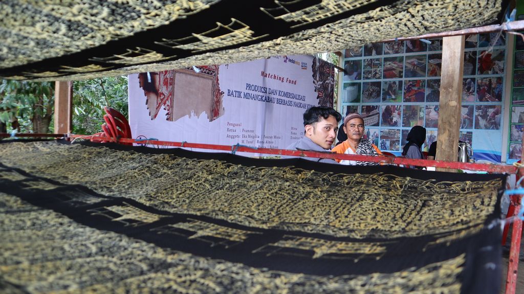 Kain batik dengan motif iluminasi naskah kuno Minangkabau yang sudah diwarnai dalam lokakarya yang diadakan tim Matching Fund Universitas Andalas dan UKM Dewi Busana di Lunang, Pesisir Selatan, Sumatera Barat, Kamis (13/10/2022). 