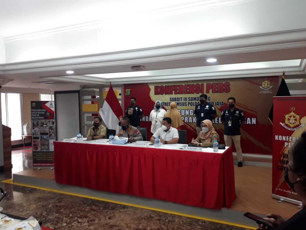 Polisi memberikan penjelasan tentang klinik kecantikan abal-abal yang dioperasikan SW di Jakarta Timur dalam konferensi pers hari Selasa (23/2/2021) di Markas Polda Metro Jaya, Jakarta Selatan. 