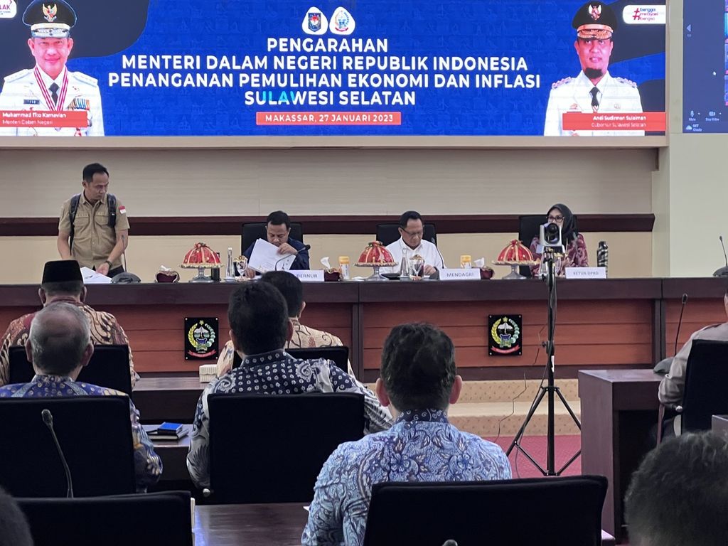 Menteri Dalam Negeri Tito Karnavian memberikan arahan kepada pemerintah kota dan kabupaten se Sulawesi Swlatan terkait pemulihan ekonomi dan pengendalian inflasi di Makassar, Jumat (27/1/2023).