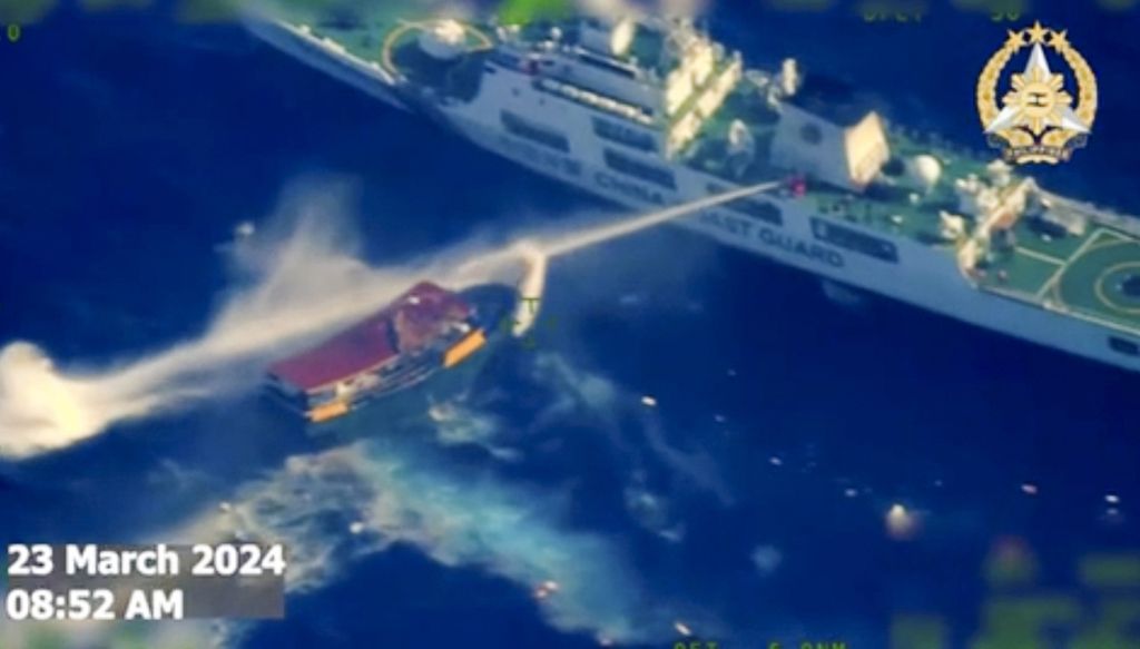 Tangkapan layar dari video yang disiarkan Angkatan Bersenjata Filipina menunjukkan kapal Filipina disemprot kapal China pada Sabtu (23/3/2024).