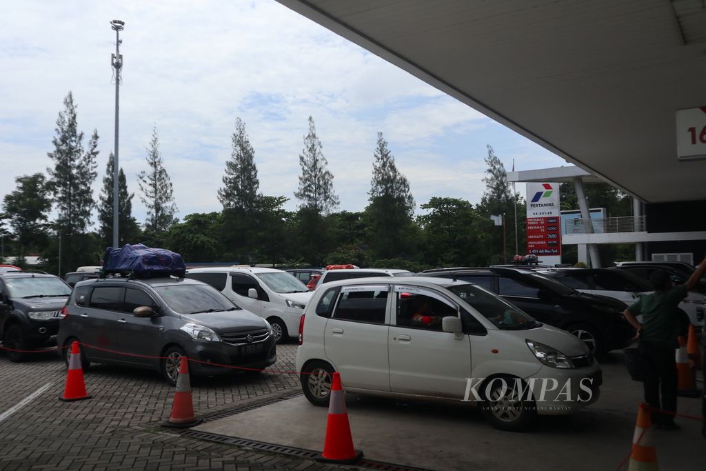 Kendaraan mengantre di SPBU Rest Area 207A Jalan Tol Palimanan-Kanci, Cirebon, Jawa Barat, Kamis (28/4/2022).