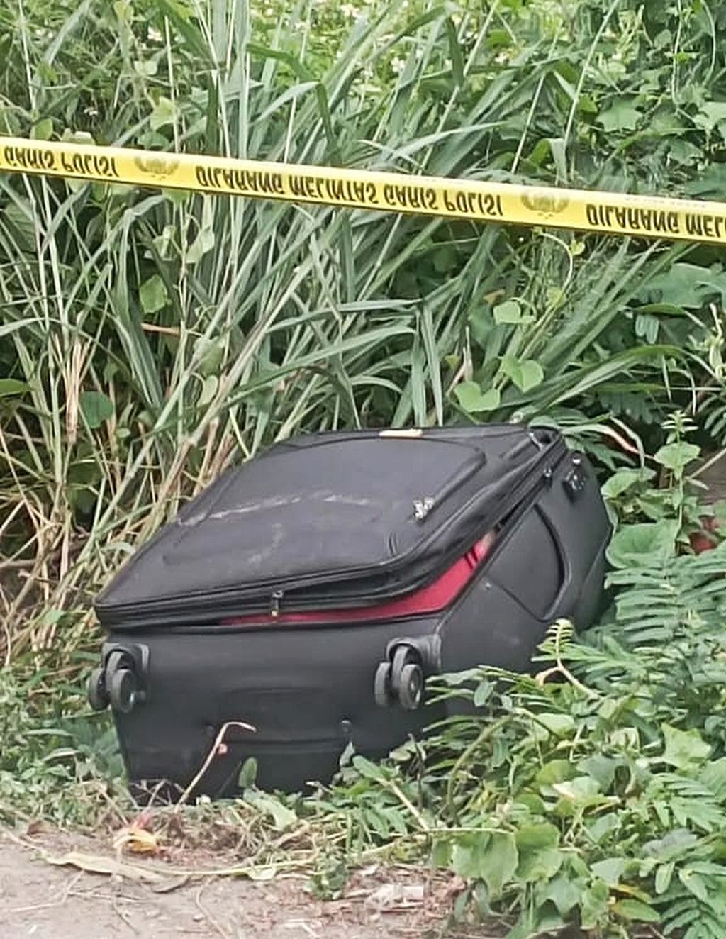 Sebuah koper berisi jasad perempuan ditemukan di Cikarang, Kabupaten Bekasi, Kamis (25/4/2024).