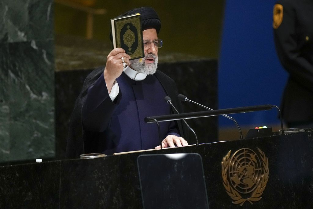 Presiden Ebrahim Raisi sambil memegang Al Quran berpidato di sesi Debat Umum Sidang Majelis Umum ke-78 PBB di Markas Besar PBB di New York, Amerika Serikat, Selasa (19/9/2023).