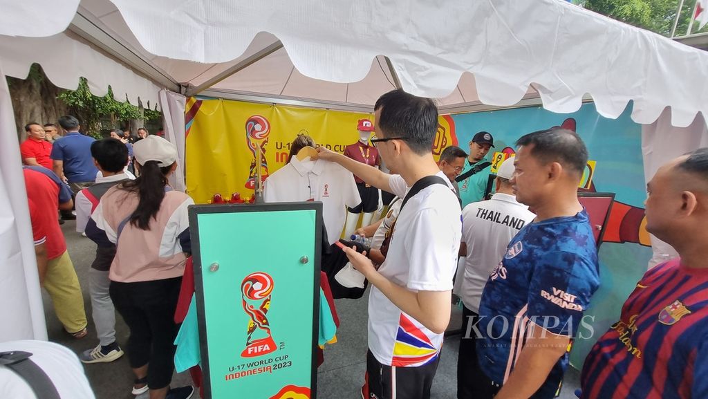 Pengunjung melihat produk <i>merchandise </i>Piala Dunia U-17 2023 di agenda tur trofi Piala Dunia U-17 2023, Minggu (15/10/2023), di Jakarta. Juaraga, pemilik lisensi Piala Dunia U-17 2023, berencana melakukan penjualan cendera mata, akhir Oktober.