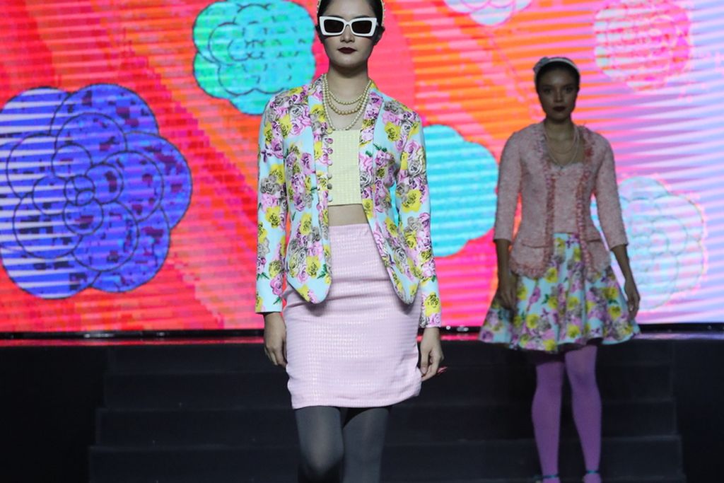Koleksi Lenny Agustin dalam Jakarta Fashion Trend.