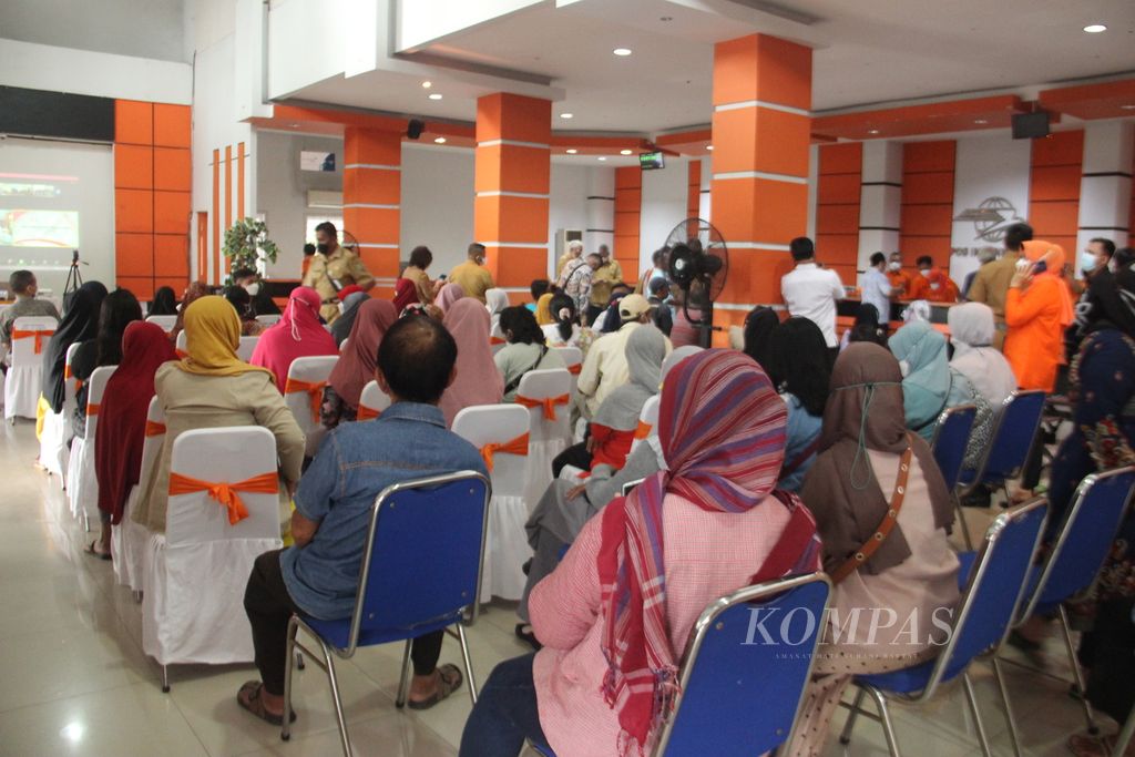 Warga penerima bantuan langsung tunai di Kantor Pos Jalan Sultan Abdurrahman, Pontianak, Kalimantan Barat, Senin (25/4/2022).