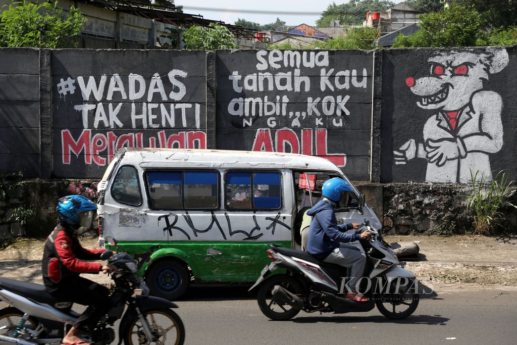 Tulisan dan mural sebagai bentuk solidaritas terhadap peristiwa yang menimpa warga di Desa Wadas, Kecamatan Bener, Kabupaten Purworejo, Jawa Tengah, menghiasi tembok di Serua Indah, Ciputat, Tangerang Selatan, Banten, Minggu (20/3/2022). Peristiwa kekerasan di Wadas terjadi beberapa kali, puncaknya pada Selasa (8/2/2022). Saat itu terjadi bentrok antara polisi dan warga yang tidak setuju adanya pengukuran lahan warga yang akan diambil materialnya untuk pembangunan waduk. Sebanyak 64 warga ditangkap pada peristiwa tersebut. 